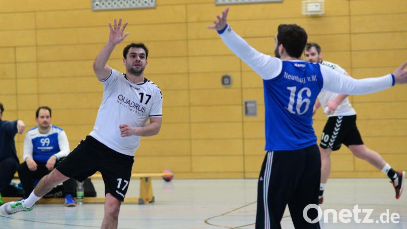 Christoph Schanderl (links) überlistet den gegnerischen Torwart. Das soll auch ab Samstag wieder so sein, dann startet die HSG mit dem Heimspiel gegen den HC Sulzbach-Rosenberg in die neue Saison. Bild: ham