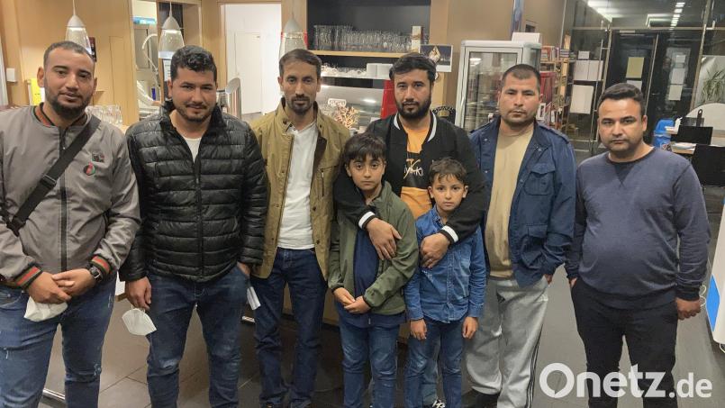 Die afghanischen Ortskräfte in Weiden stellten sich den Fragen der Besucher: (von links) Ali und Hashimi sowie (von rechts) Sadat, Sadiqi und Ismat. Bild: ca