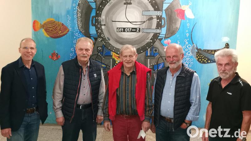 Den Schulbetrieb am Laufen halten: Oberstudiendirektor Ludwig Pfeiffer (von links) freut sich über die Unterstützung der vier Pensionisten-Lehrer Ludwig Schießl, Arwid Krauß, Ulrich Wohlgemuth und Josef Biebl. Bild: Portner