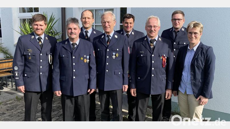 Der neue Vorstand mit (von links) Kommandant Thomas Busch, Norbert Häupl und Hermann Prölß (Kassenprüfer), Dr. Berthold von Lindenfels (Vorsitzender), Alfred Haas (Vertrauensmann), Rainer Schwingshandl (Zweiter Vorsitzender), Markus Panzer (Vertrauensmann) und Bürgermeisterin Marion Höcht. Bild: vsr
