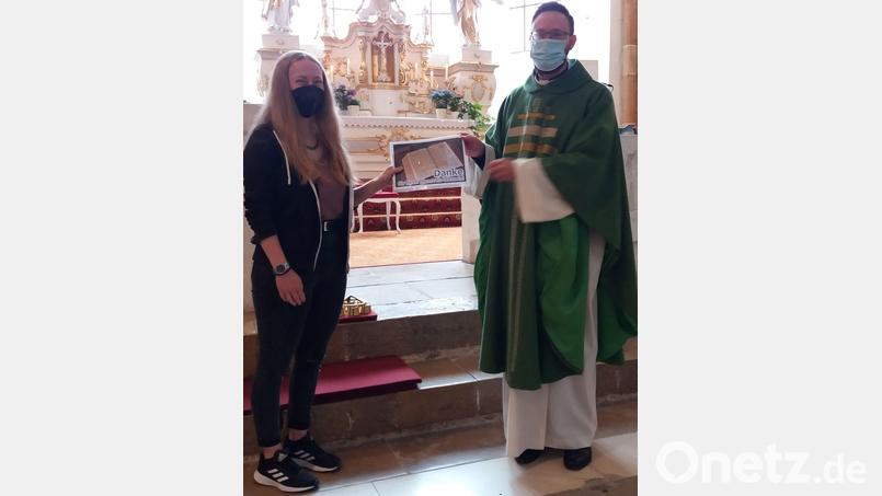 Der Kastler Pfarrer Johannes Arweck verabschiedet Theresa Graml als Lektorin. Bild: Theresia Otterbein/exb