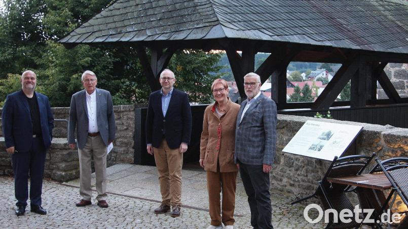 Der Architekt und ehemalige Präsident des Rotary-Clubs, Peter Brückner (links), freute sich mit seinem Nachfolger Thomas Pfletscher (Mitte) über die Spende, übergeben von Fellowship-Sprecher Norbert Meik, Brigitte und Günter Schneider (von links). Bild: wro