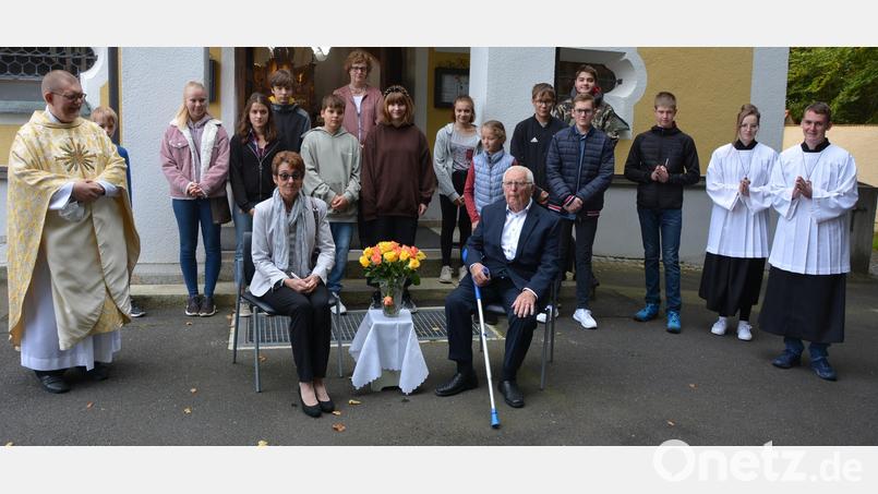 Mit einem Dankgottesdienst wurde am Sonntagvormittag Mesner Robert Hecht (sitzend mit Ehefrau Ortrud) in den wohlverdienten Ruhestand verabschiedet. Pfarrer Robert Ploß (links), Pfarrgemeinderatssprecherin Silvia Sußmann (Mitte) und die Ministranten der Pfarrei Herz Jesu dankten ihrem jahrzehntelangen Mesner. Bild: jr