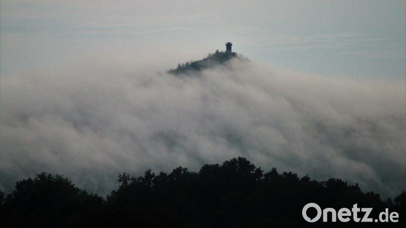 In Wolken präsentiert sich der Rauhe Kulm. Der gleichnamige Förderverein hat seit kurzem einen neuen Vorstand, dem auch der mutmaßliche Verantwortliche für die Beschädigung am historischen Ringwall erneut angehört. Einem Leser gefällt das ganz und gar nicht. Archivbild: stg