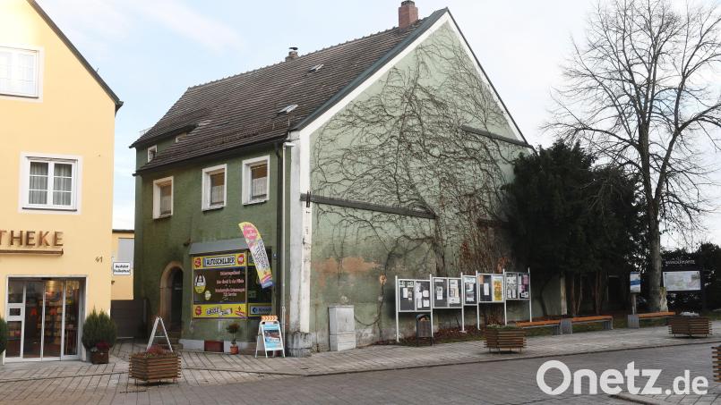 Die Stadt hat das einstige Trommer-Anwesen, im Volksmund auch alte Kommandatur genannt, im März 2018 gekauft, um damit dem Stadtplatz markant abzuschließen. Von der Zoiglbrauerei bis zum Bürgersaal reichen die Ideen. Nun kommt raus, dass die Regierung für einen Neubau keine Chance auf Förderung sieht. Die Finanzierung des Projekts ist also völlig unklar. Bild: Gabi Schönberger