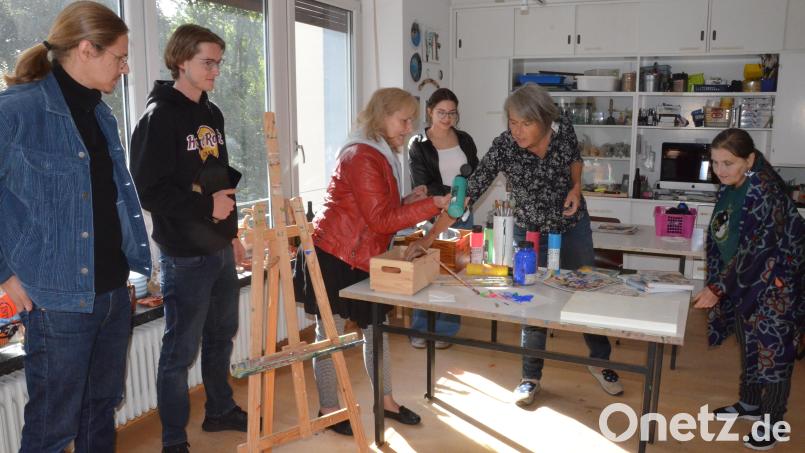 Es ist angerichtet: Das neue Kursprogramm bereiten (von links) Max Korndörfer, Daniel Pausch, Maria Weber, Praktikantin Melissa Gottschalk, Irene Fritz und Christine Coscin vor. Bild: Kunz