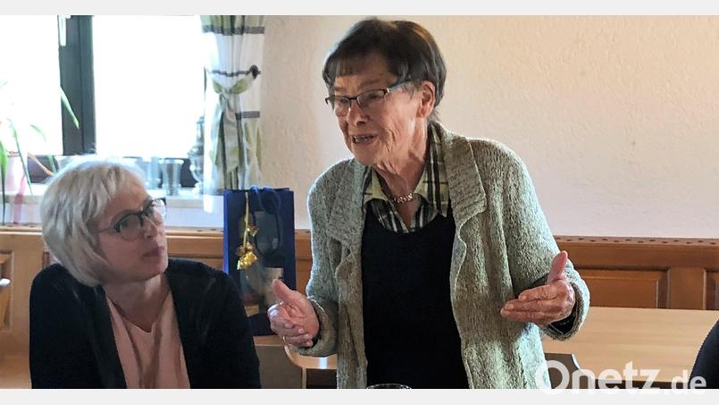 Viele Gratulanten feiern mit Ulla Albert (rechts) ihren 80. Geburtstag. Bild: Manfred Haberzeth/exb