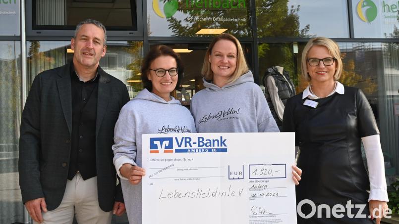 Einen Scheck über 1920 Euro überreichten die Inhaber des Sanitätshauses Hellbach, Susanne Hahn (rechts) und Matthias Hahn (links) den Vorsitzenden der Selbsthilfeinitiative Lebensheldin, Silke Linsenmaier (Zweite von links) und Isabella Ladines (Zweite von rechts). Bild: gf