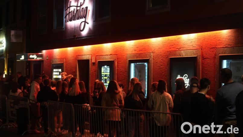 Am Samstag geht es vor dem "Hashtag" in Weiden schon geordneter zu. Am Freitagabend hingegen musste die Polizei anrücken, um die Feierwütigen in geordnete Bahnen zu lenken. Bild: Kunz