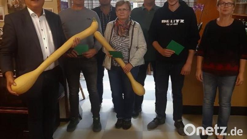 Das beeindruckt auch Bürgermeister Bernhard Stangl (links), Kreisgartenfachberater Harald Schlöger (Dritter von links) und Vorsitzende Manuela Schmiegel (rechts): Mit 33,6 Kilogramm erzielt der Kürbis von Josef Reindl (Zweiter von links) Platz zwei. Gut fünf Kilogramm schwerer war der von Siegerin Silvia Schinner mit 38,9 Kilogramm. Julian Schmiegel (Zweiter von rechts) wurde Dritter. Dessen Gewächs brachte es auf 30,4 Kilogramm. Bild: mng