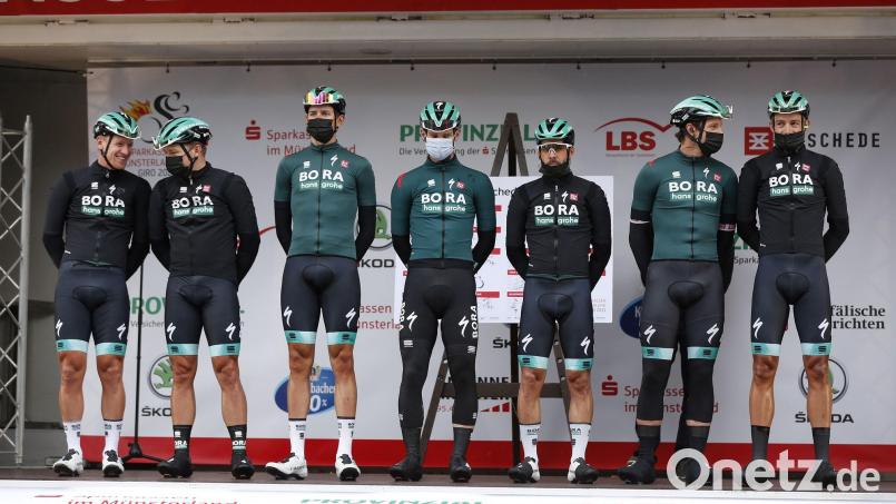 Andreas Schillinger (rechts) mit seinem Teamkollegen von Bora-hansgrohe bei der Teampräsenation in Münster. Am Sonntag bestritt der Kümmersbrucker beim dortigen Giro in Westfalen sein letztes Profirennen. Bild: Bora-hansgrohe