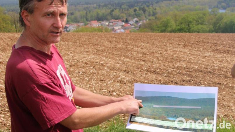 Christian Stiersdorfer zeigte bei einem Ortstermin die Lage des geplanten Gewerbegebiets. Archivbild: Herda