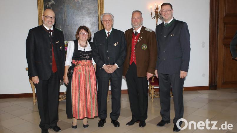 Wolfgang Weiß (Erster von links) wurde von Herzog Franz von Bayern (Mitte) mit dem Protektorabzeichen in Gold geehrt. An der Verleihung nahmen auch sein Frau Martina Weiß, Bezirksschützenmeister Harald Frischholz und Landesschützenmeister Christian Kühn (von links) teil. Bild: BSSB/exb