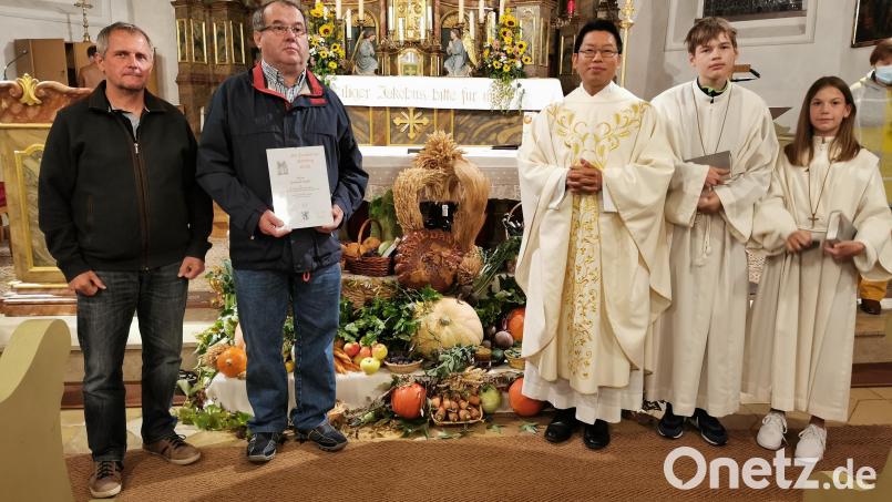 Unser Bild zeigt (von links) Georg Schraml, Reinhold Stopfer, Pater Samuel Patton und die Ministranten. Bild: hzi