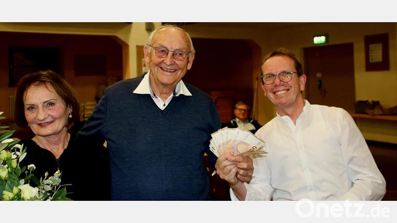 Mit viel Freude nahm Hans-Georg Schulze (Mitte mit Ehefrau Irene), der erste Kunstpreisträger des Vereins Kunsthaus Waldsassen, das Preisgeld in Höhe von 444 Euro entgegen. Groß war danach die Überraschung bei Vorsitzendem Wolfgang Horn (re.), als ihm der 90-jährige Künstler aus Tirschenreuth den Betrag als Spende für den Verein wieder zurückgab. Bild: Jürgen Klein/exb