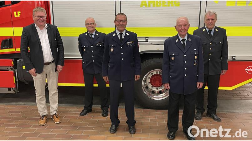 Die Geehrter des Feuerwehrvereins (von links): OB Michael Cerny, Josef Singer, Anton Reidl, Georg Kiener und Bernhard Strobl. Bild: Feuerwehr Amberg/exb