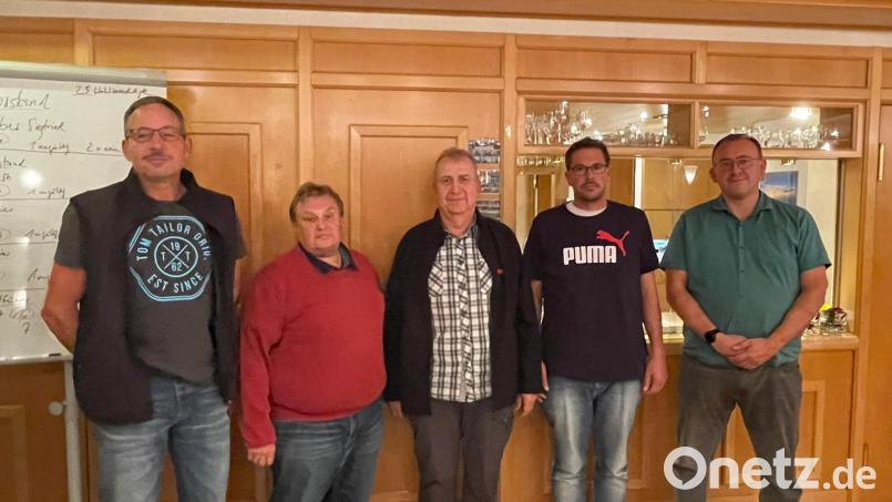 Siegfried Schober (Mitte) steht weiterhin an der Spitze des Modellsportclubs Vohenstrauß. Corona hat dem Flugbetrieb einen Strich durch die Rechnung gemacht. Bild: exb/MSC