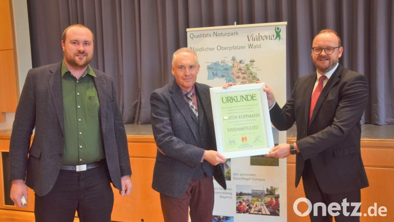 Naturparkvorsitzender Andreas Meier (rechts) ernennt zusammen mit Geschäftsführer Stefan Härtl (links) den früheren Geschäftsführer Martin Koppmann zum Ehrenmitglied. Bild: fz