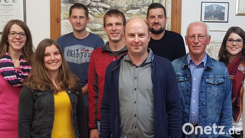 Der neue (fast alte) Vorstand der Steinwaldmusikanten (von links): Julia Scherm, Sophia Bayer, Benjamin Ritter, Andreas Rickauer, Johannes Hecht, Michael König, Lothar Scharf und Marina Scherm. Bild: twg