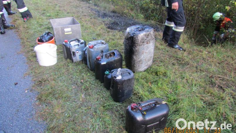 Die Feuerwehr barg die von einem Umweltsünder entsorgten Kanister. Bild: Polizeiinspektion Neunburg vorm Wald/exb
