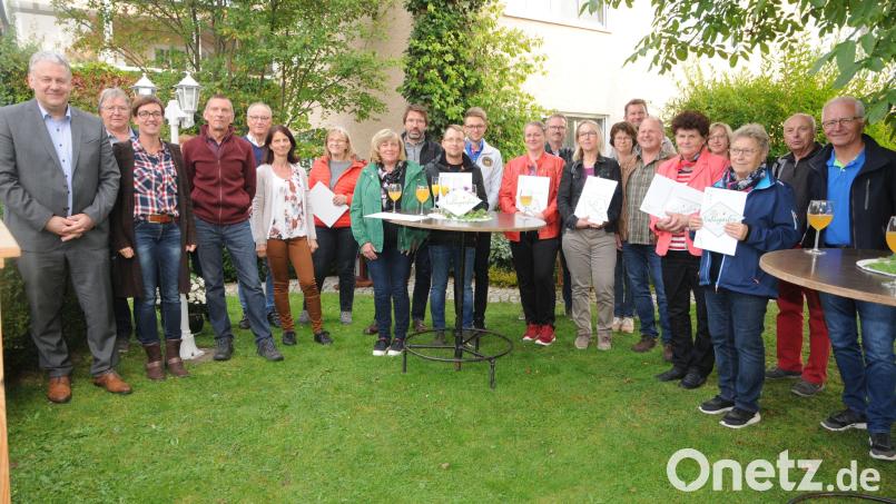 Landrat Richard Reisinger (links) und Kreisfachberaterin Michaela Basler (Dritte von links) überreichten in Mimbach im Garten Schmidt/Urbanek die Plaketten und Urkunden an die ersten ausgezeichneten Naturgarten-Besitzer des Landkreises. Bild: Joachim Gebhardt