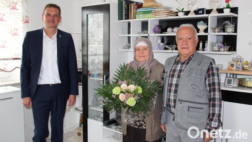 Aus geplanten drei Jahren wurden 50. Seit 1971 leben Ahmet und Sahinde Domdomlar (von rechts) in Altenstadt. Am Mittwoch blickten die beiden auf 50 Jahre Ehe zurück. Zum Jubiläum gratulierte Bürgermeister Ernst Schicketanz (links) mit einem Blumenstrauß. Bild: prh
