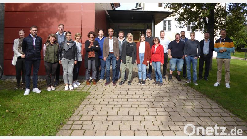 Die Teilnehmer des Baurecht-Seminars mit Referent Matthias Simon (Zweiter von links) sowie den Bürgermeistern Peter Achatzi , (Neunter von links) aus Neukirchen und Roman Berr (rechts) aus Etzelwang. Bild: sre