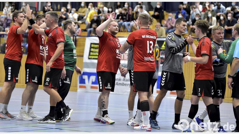 Die Sulzbacher Handballer klatschen sich nach dem Derbysieg gegen die HG Amberg ab. Am zweiten Spieltag geht es zur HGS Nabburg-Schwarzenfeld. Archivbild: Hubert Ziegler