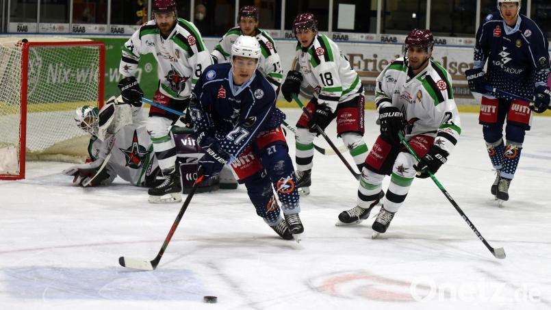 Szene aus einer Partie der vergangenen Saison zwischen den Blue Devils Weiden (blaue Trikots) und den Starbulls Rosenheim: Die Oberbayern starten als Top-Favorit in die Oberliga-Saison 2021/22. Archivbild: gb