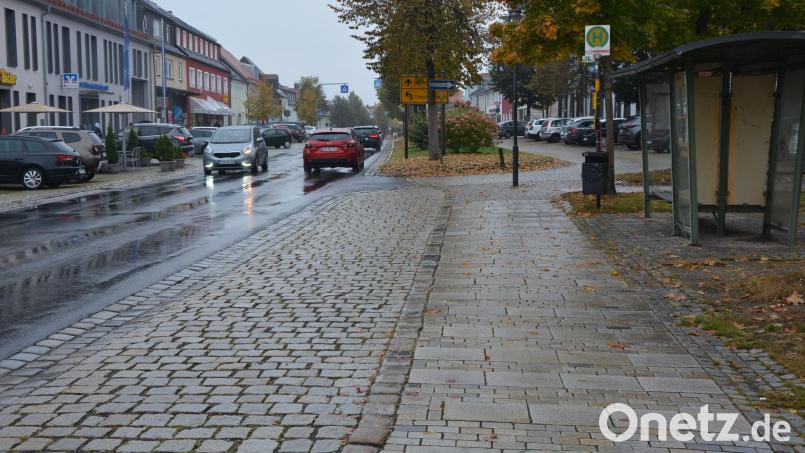 Die Bushaltestelle soll barrierefrei ausgebaut werden. Busse sollen dann in der Straße halten und barrierefrei zugängig sein. Bild: jr