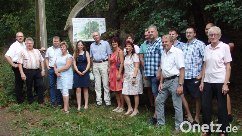 Die Gäste besichtigen den Walderlebnisweg. Von links Landrat Andreas Meier, zweiter und erster Bürgermeister Erich Sperber und Karlheinz Budnik, Schweinmühl-Chefin Kathrin, die Vertreter des Naturparks Nördlicher Oberpfälzer Wald, Laura Strixner und Martin Koppman, Mitglieder des Stadtrats sowie des Bauhof-Teams Bild: wrt