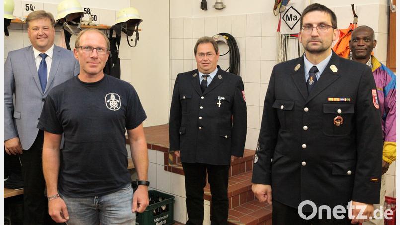Die Feuerwehr Utzenhofen wählt ihre beiden Kommandanten (vorn, von links): stellvertretender Kommandant Dany Scharl und Kommandant Franz Schmidbauer; hintere Reihe (von links): Bürgermeister Stefan Braun, Vorsitzender Hubert Zollbrecht und Pfarrvikar Charles Nwamiro. Bild: aun