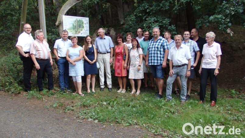 Die Gäste besichtigen den Walderlebnisweg. Von links Landrat Andreas Meier, zweiter und erster Bürgermeister Erich Sperber und Karlheinz Budnik, Schweinmühl-Chefin Kathrin, die Vertreter des Naturparks Nördlicher Oberpfälzer Wald, Laura Strixner und Martin Koppman, Mitglieder des Stadtrats sowie des Bauhof-Teams Bild: wrt