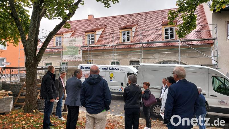 Bürgermeister Lothar Müller zeigt den Teilnehmern der Abschlussveranstaltung „Aktive generationenfreundliche Gemeinde“ den künftigen Generationentreff in der Blumenstraße 22 in der „Neuen Sozialen Mitte“ in Plößberg. Bild: Marktgemeinde Plößberg/exb
