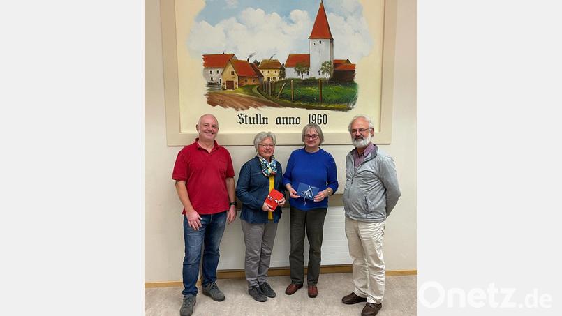Georg Matzke (links) und sein Stellvertreter Pfarrer Heinrich Rosner (rechts) verabschiedeten die langjährigen Vorstandsmitglieder Katharina Bierler (Zweite von links) und Sieglinde Schottenheim (Dritte von links). Bild: Stefan Wittmann/exb