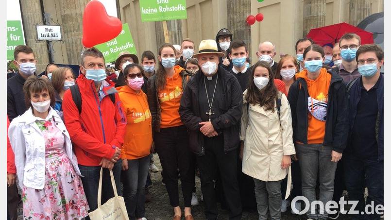 Die Teilnehmer aus dem Landkreis Tirschenreuth mit Bischof Rudolf Voderholzer am Brandenburger Tor. Bild: Clemens Neck/Bischöfliche Pressestelle Regensburg/exb