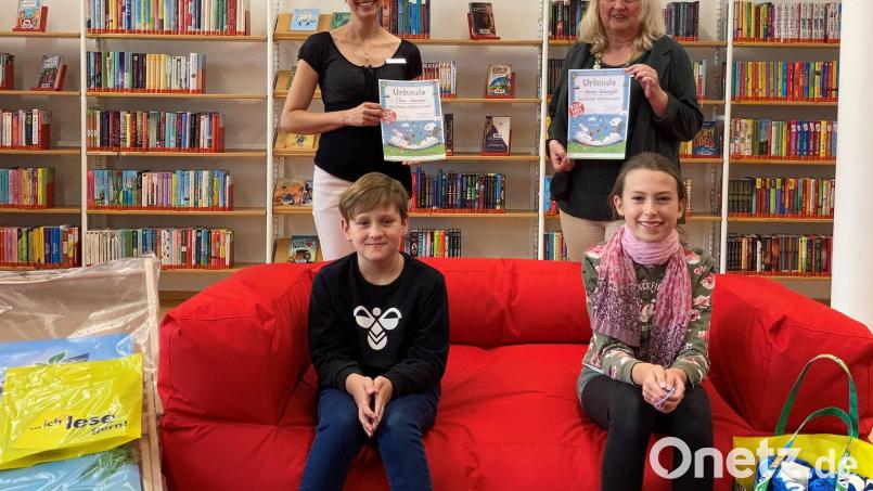 Bibliotheksleiterin Christine Hollweck und Mitarbeiterin Cornelia Herrmann-Brehm (stehend, von links) ehren Theo Sommer und Emma Schwegler (sitzend, von links), die in den Sommerferien die meisten Bücher gelesen haben. Bild: Stadtbibliothek Sulzbach-Rosenberg/exb