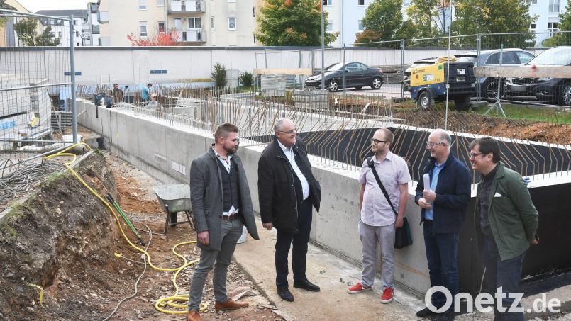 Baudezernent Oliver Seidel, Marco Hutzler von den Bezirkskliniken (von rechts) und Bezirkstagsvizepräsident Lothar Höher (Zweiter von links) haben gut lachen. Der Bau der neuen Kinder- und Jugendpsychiatrie auf dem ehemaligen Augustiner-Sportplatz hat begonnen. Bild: Gabi Schönberger