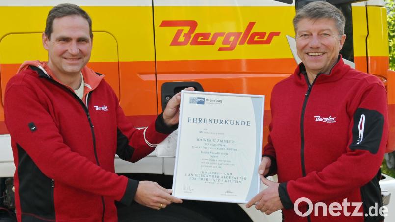 Gerhard Bergler (links), der Geschäftsführer der Bergler Mineralöl GmbH, überreichte seinem langjährigen Mitarbeiter Rainer Stammler die Ehrenurkunde der IHK Regensburg. Bild: gf
