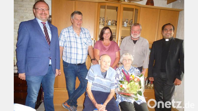 70 Jahre in Freud&#039; und Leid zusammengehalten: Gerhard und Dora Schendzielorz (sitzend) mit (von links) Bürgermeister Uwe König, den Kindern Bernhard, Karin und Hartmut sowie Pfarrer Benny Joseph. Bild: bk