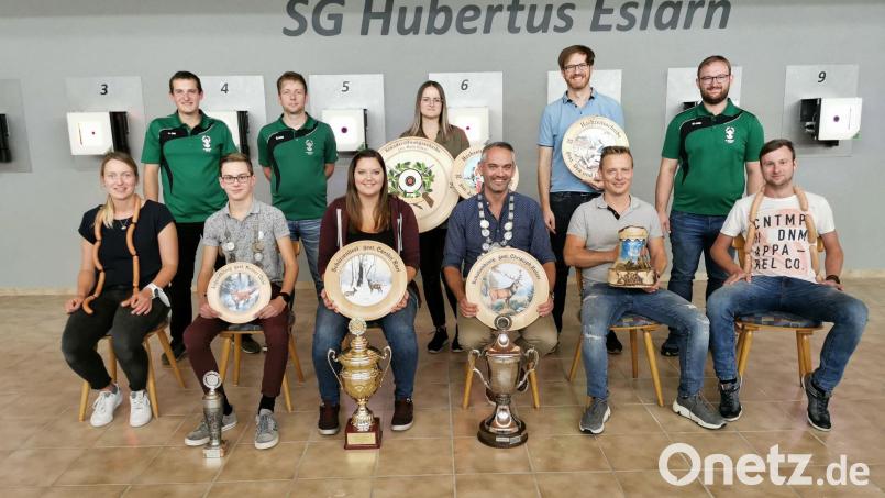 Der zweite Schützenmeister Markus Werner (zweite Reihe, rechts) sowie die Sportleiter Christoph und Tobias Brenner (zweite Reihe, von links) gratulieren den Teilnehmern zu ihren Erfolgen. Bild: gz