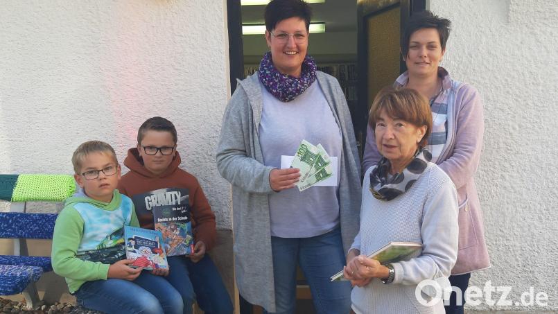 300 Euro haben Frauenbund-Vorsitzende Karin Müller (links) und Barbara Reichenberger (rechts) an Selma Markhof (Mitte) übergeben. Paul und Anton freuen sich schon auf neue spannende Kinderbücher und CDs.