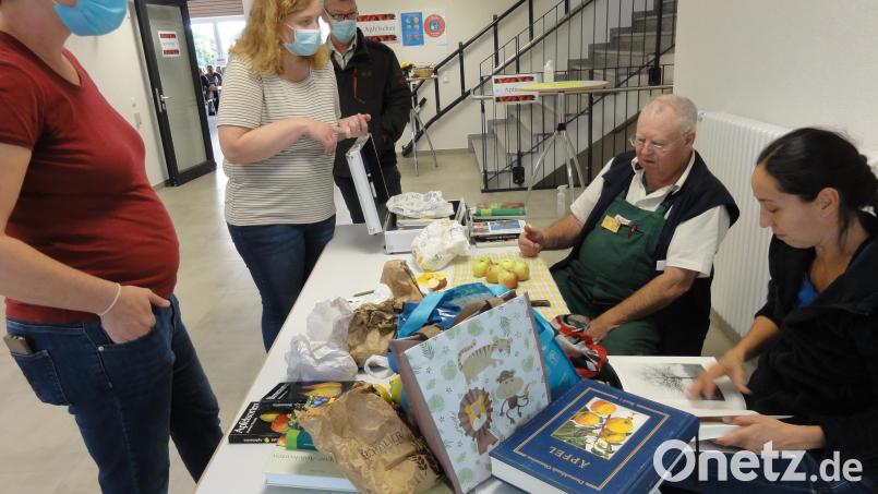 Pomologe Michael Altmann und Gartenpflegerin Katharina Hage haben viel zu tun. Dutzende Besucher wollen wissen, welche Apfelsorte in ihrem Garten wächst. Bild: exb