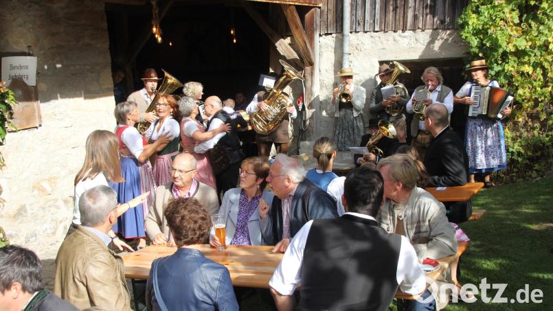 Die Musiker der „Heisl Ratzn“ aus der Hallertau (hinten) brachten ihren Gästen Musik und Gesang hautnah ans Ohr. So manches Paar hielt es da nicht am Platz und tanzte ein paar Runden. Bild: frd
