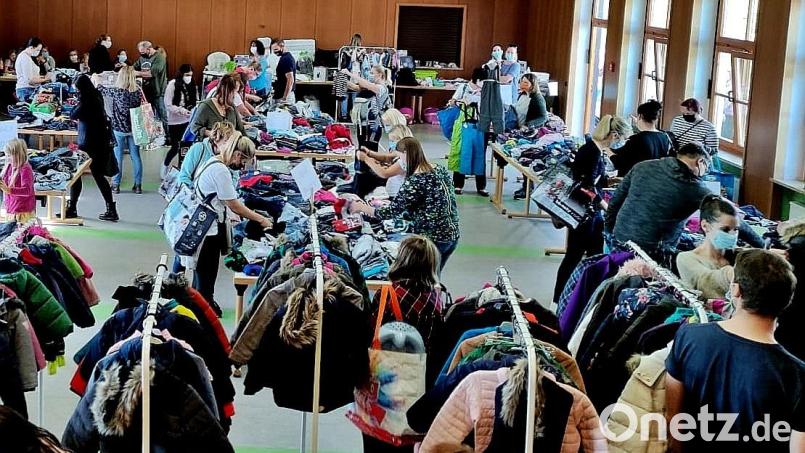 Im Gemeindesaal in Letzau ging es auf Schnäppchenjagd. Bild: zer zer