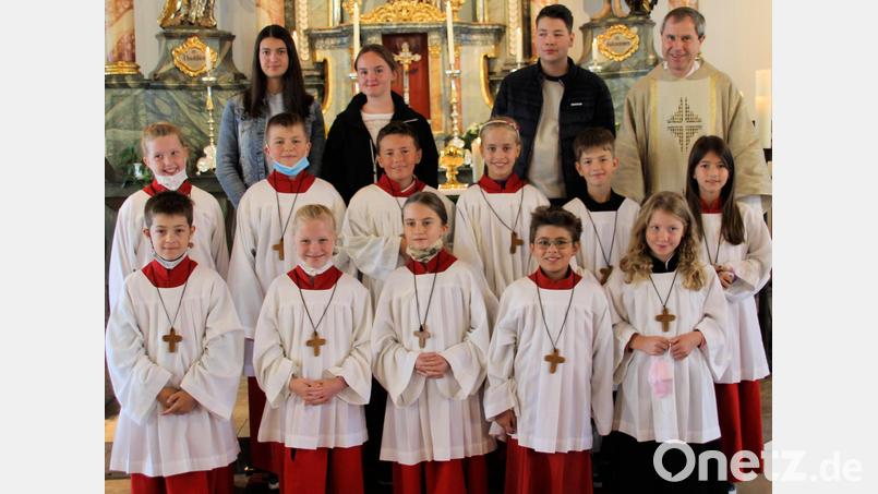 Die Pfarrei Schmidmühlen verabschiedet drei Ministranten und nimmt zwölf Neulinge auf. Bild: bjo