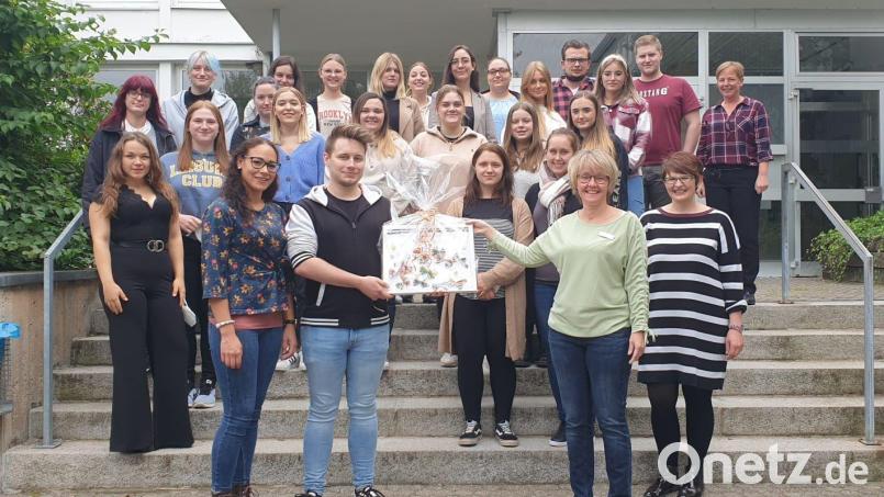 Die Schüler der Berufsfachschule für Krankenpflege haben an ihrem letzten Schultag eine Spende für das Hospiz St. Felix übergeben. Bild:  Kliniken Nordoberpfalz/exb