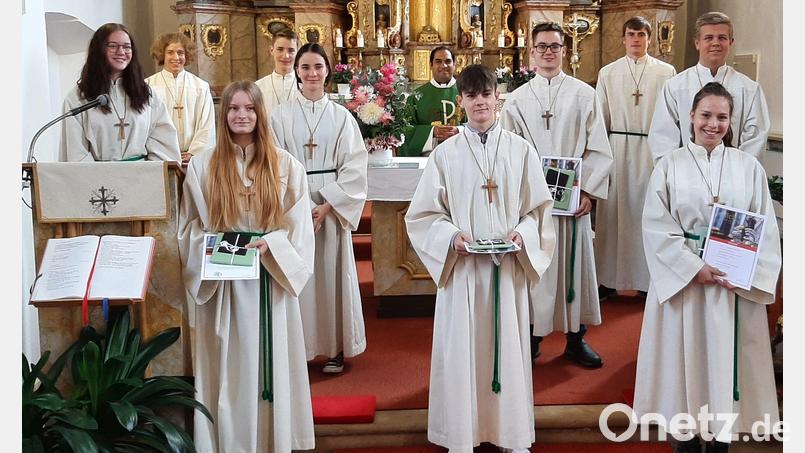 Die Pfarrei Großschönbrunn verabschiedet langjährige Ministranten (von links): Antonia Ströhl, Justin Ströhl, Celina Wiesneth, Leonhard Ströhl, Nicola Hubmann, Pfarrer Benny Joseph, Luis Schönl, Tim Wiesneth, Johannes Regler, Lena Gebhard und Luis Posset. Bild: jud