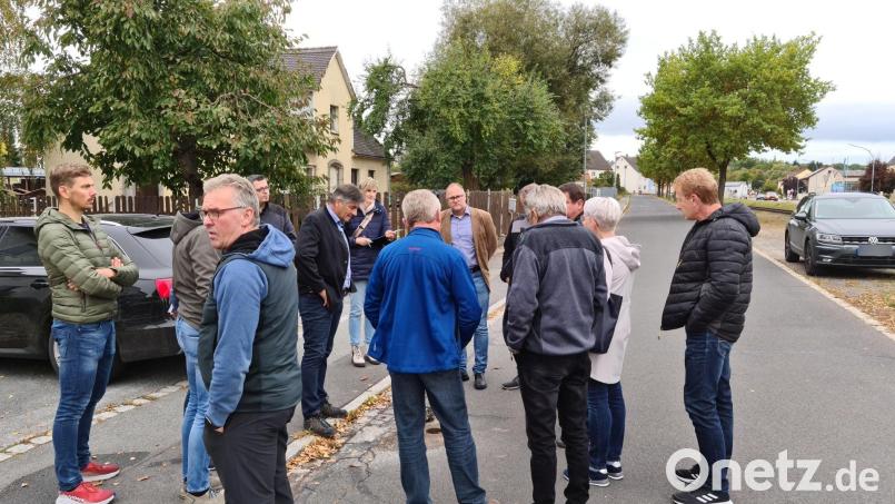 Der Grafenwöhrer Bauausschuss nimmt den Neuen Weg vor dem ehemaligen HSG-Gebäude in Augenschein. Dieser müsste modernisiert werden. Bild: sne