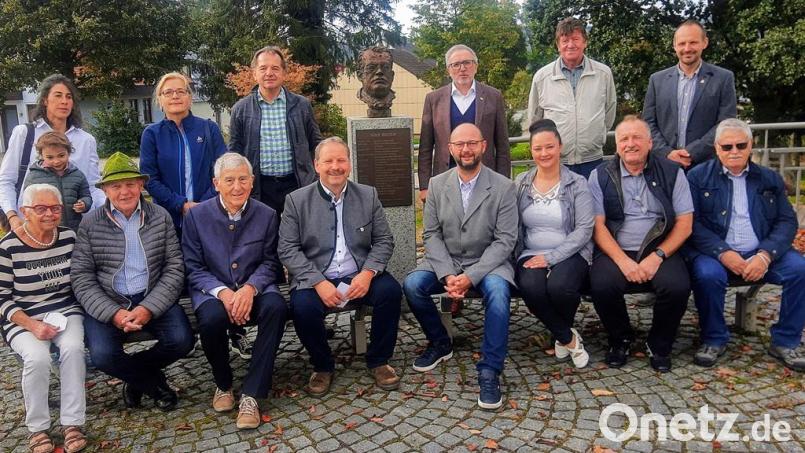 Besuch aus Callenberg empfingen die Brander am Tag der Einheit. Zu einem Gruppenbild versammelten sich Gäste und Gastgeber an der Max-Reger-Büste. Bild: ld